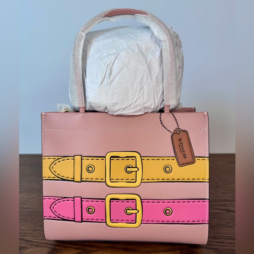 New Coach Cashin Carry Bag 22 with Trompe L'oeil Print in Light Blush Multi
